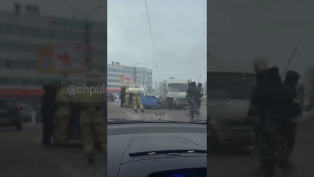 ❗️ Лада Калина и микроавтобус столкнулись на улице Марата у Центрального рынка. Движение трамваев за