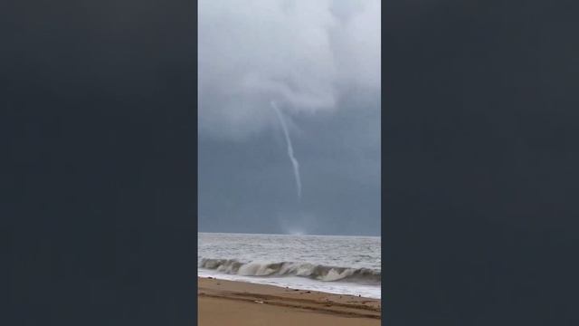 Водяной смерч рядом с городом Хайкоу (Китай, Хайнань, 27 октября 2024).