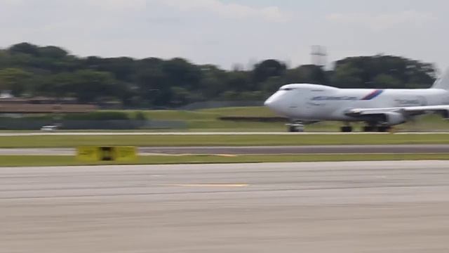 The Changi Airport Race - Porsche 911 GT3 vs Jett8 747