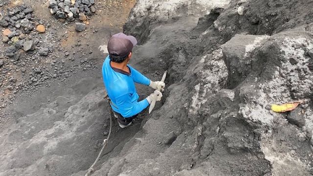 Строительство, шахтёры работают на склонах
