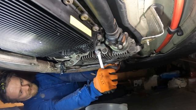 Removing the BMW E60/E61's AT-auxiliary (xdrive transfer case) drain plug (long)