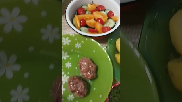 Соблазняем мужа котлетами. Путь к сердцу мужчины лежит через желудок. Смешное видео, нескучный быт