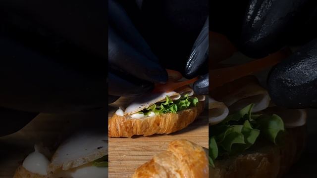 Круассан с куриным филе