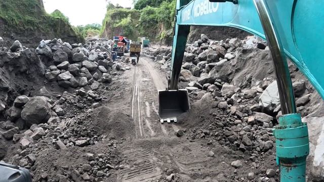 Строительство, экскаватор копает чёрный песок