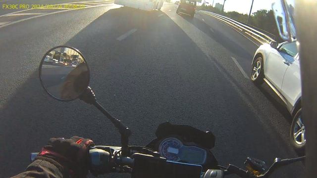 асфальт на дороге есть