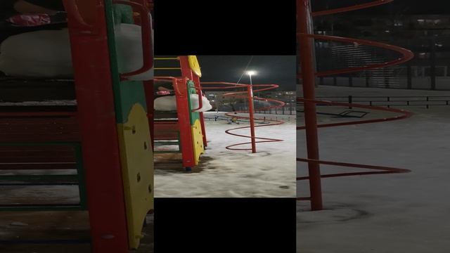 Скидываю снежные комы большой высоты