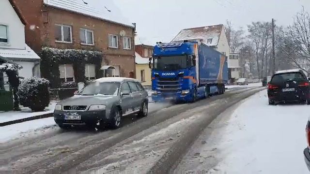 Audi allroad quattro hilft LKW den Berg hoch