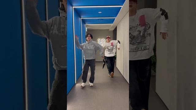 리노의 #WalkinOnWater Challenge 💦 w/ #BEBE #BADALEE #StrayKids #LeeKnow #YouMakeStrayKidsStay
