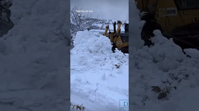 Трактор гребет снег