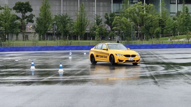 BMW M3 セダン コンペティション (F80 LCI) M TOWN TAXI ドリフト走行 外から 1