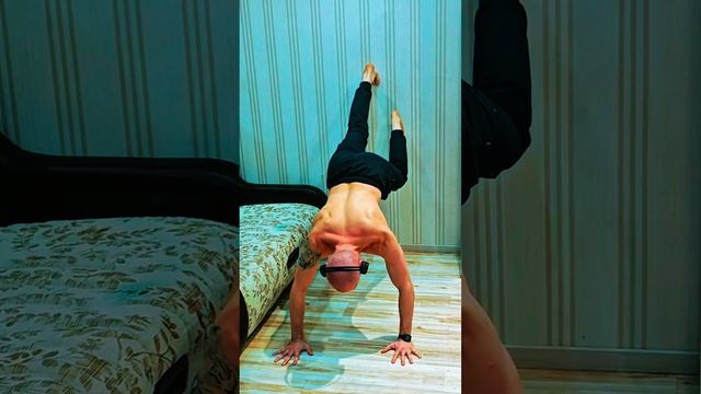 Упражнение на плечи и грудь #спорт #nogymworkout #sports #chest #shoulder #shorts