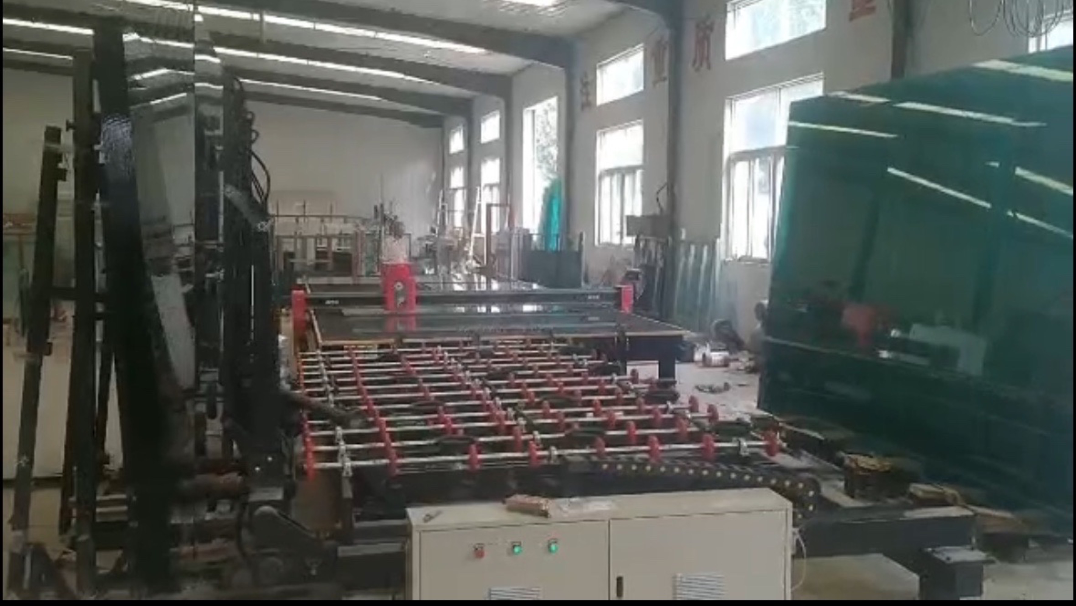 Полностью	автоматическая линия резки сте кла CNCL-3726
