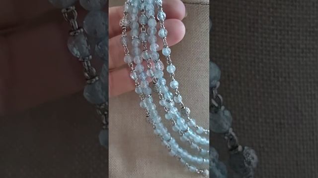 ожерелье с голубым топазом.