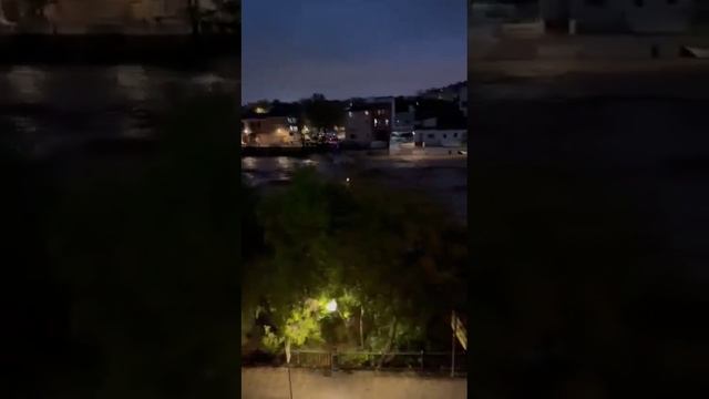 Стремительный поток воды сносит мост в Пайпорте (Валенсия, Испания,  около часа назад).