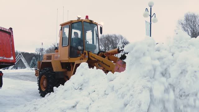 Шәһәр урамнарында кар чистарту техникалары эшли