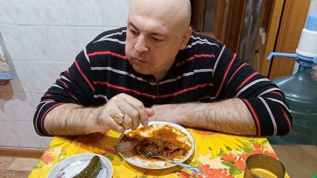Мукбанг. Чашушули, маринованные огурцы и морс. О моём дедушке и патриотах страны.