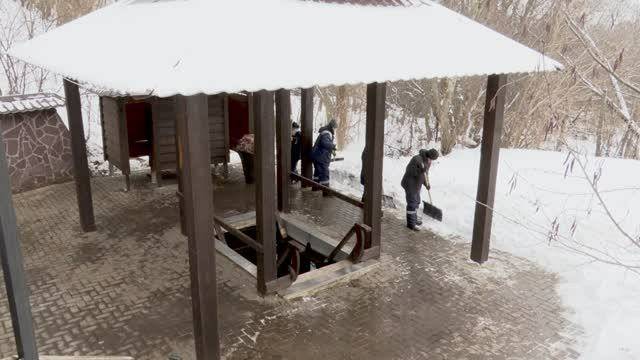 Удобный спуск к купели и возможность набрать святую воду