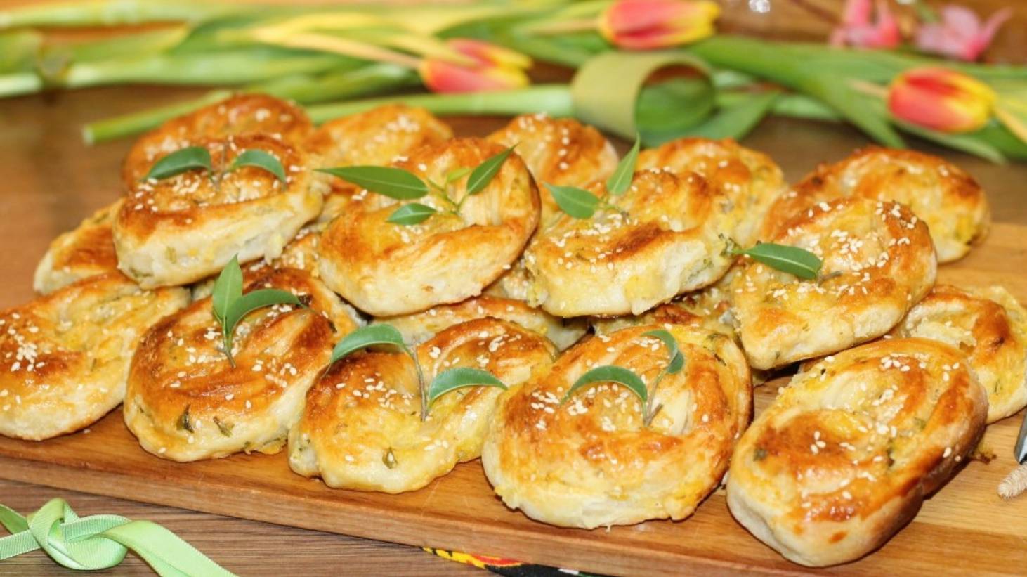 Слоеные пирожки с луком и картошкой