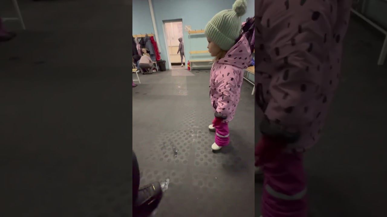 Подписывайся! Ставь лайк! Маша впервые встала на коньки #likemasha #mashalike #masha #лайкмаша