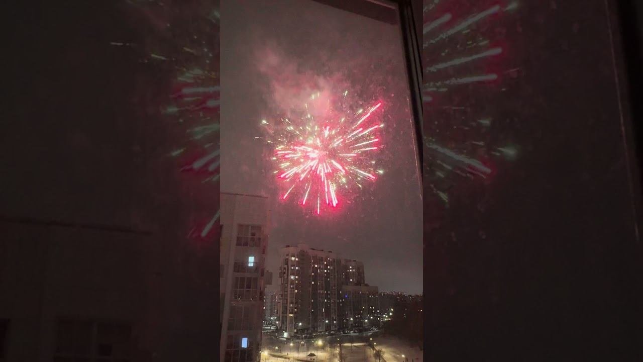 Подписывайся ! Ставь лайк! Папа запускает салют, а Маша смотрит из окна своей детской