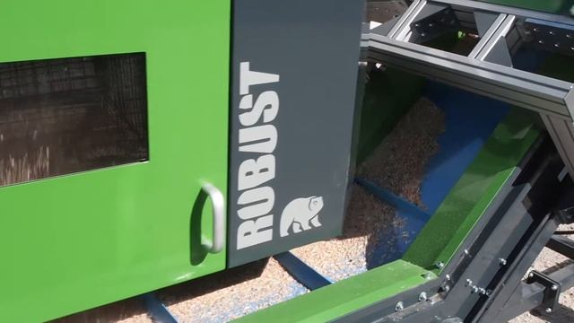 ROBUST SD 90 with CONVEYOR_WOOD SCRAP SHREDDING