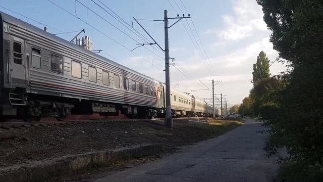 Электропоезд ЭС1-007 "Ласточка" и электровоз ЭП1М с поездом №426С "Таврия" СимферопольーКисловодск