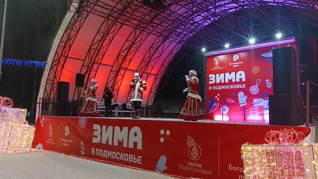 Народный ансамбль " Матрëна Арт ".
Ла ла ла вертится быстрей земля.....