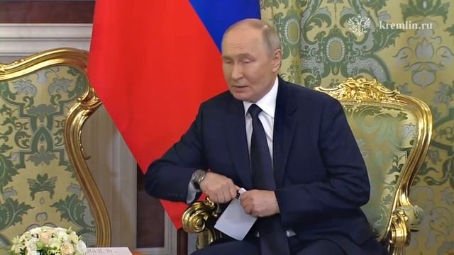 Начало беседы Владимира Путина с президентом Ирана Масудом Пезешкианом публикует Кремль.