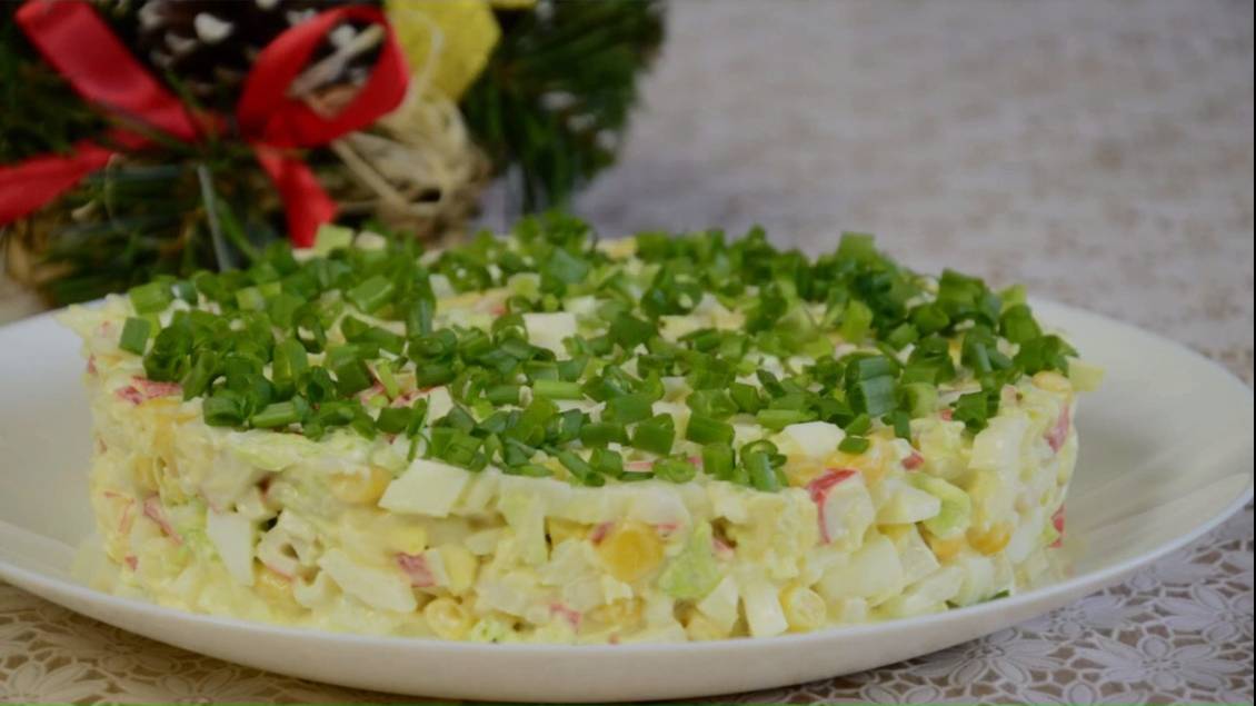Нежный салат с крабовыми палочками и кукурузой: Быстрый и простой рецепт для праздника!