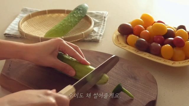 spring vlog | 티라미수 만들고 고양이랑 놀며 힐링하기. 당근 수프와 방울토마토 오이 피클 만드는 봄 일상.