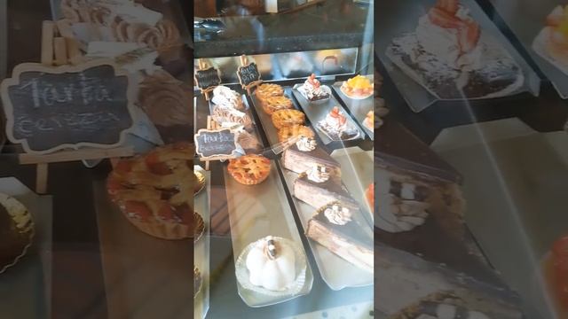 Свежие пирожные, прекрасный кофе и вкусные завтраки в бельгийском кафе в Кабарете ☕