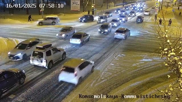 Не поделили дорогу два автомобиля на перекрестке в Южно-Сахалинске