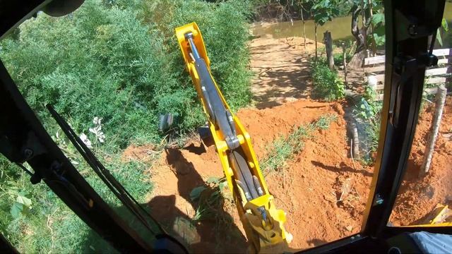 Retroescavadeira Finalizando Platô; Corte Riscado