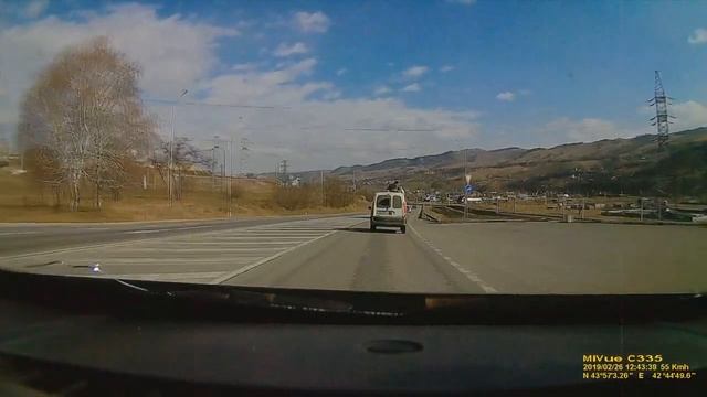 Ларгус сплошная и езда по разделительнй близ Кисловодска, идиот    049 ам 26рус