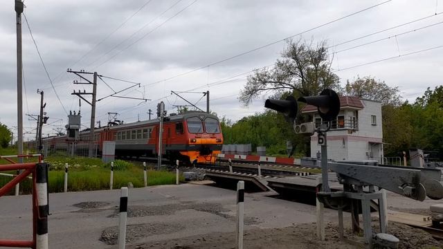 Электропоезд ЭД9М-0162 и приветливая бригада со станции жасминка