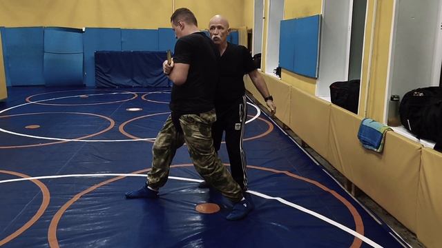 Противодействие захвату руки, бьющей ножом. В. Н. Крючков