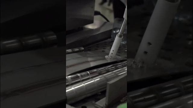 Очистка цветов побежалости на сварном шве пластины из нержавеющей стали оборудованием STEELGUARD