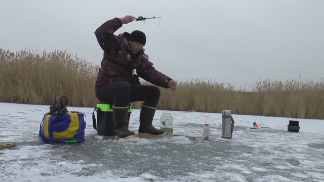 ЗДЕСЬ ВСЮ РЫБУ ВЫБИЛИ ЭЛЕКТРОУДОЧНИКИ? Все равно поймаю хотя бы одну! Рыбалка на жерлицы и мормышку