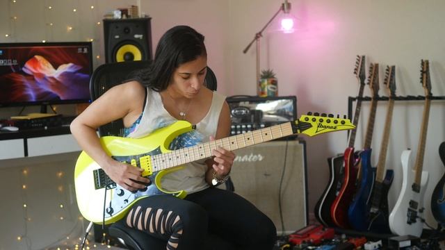 Nili Brosh plays Tumani Notes Intro - Steve Morse