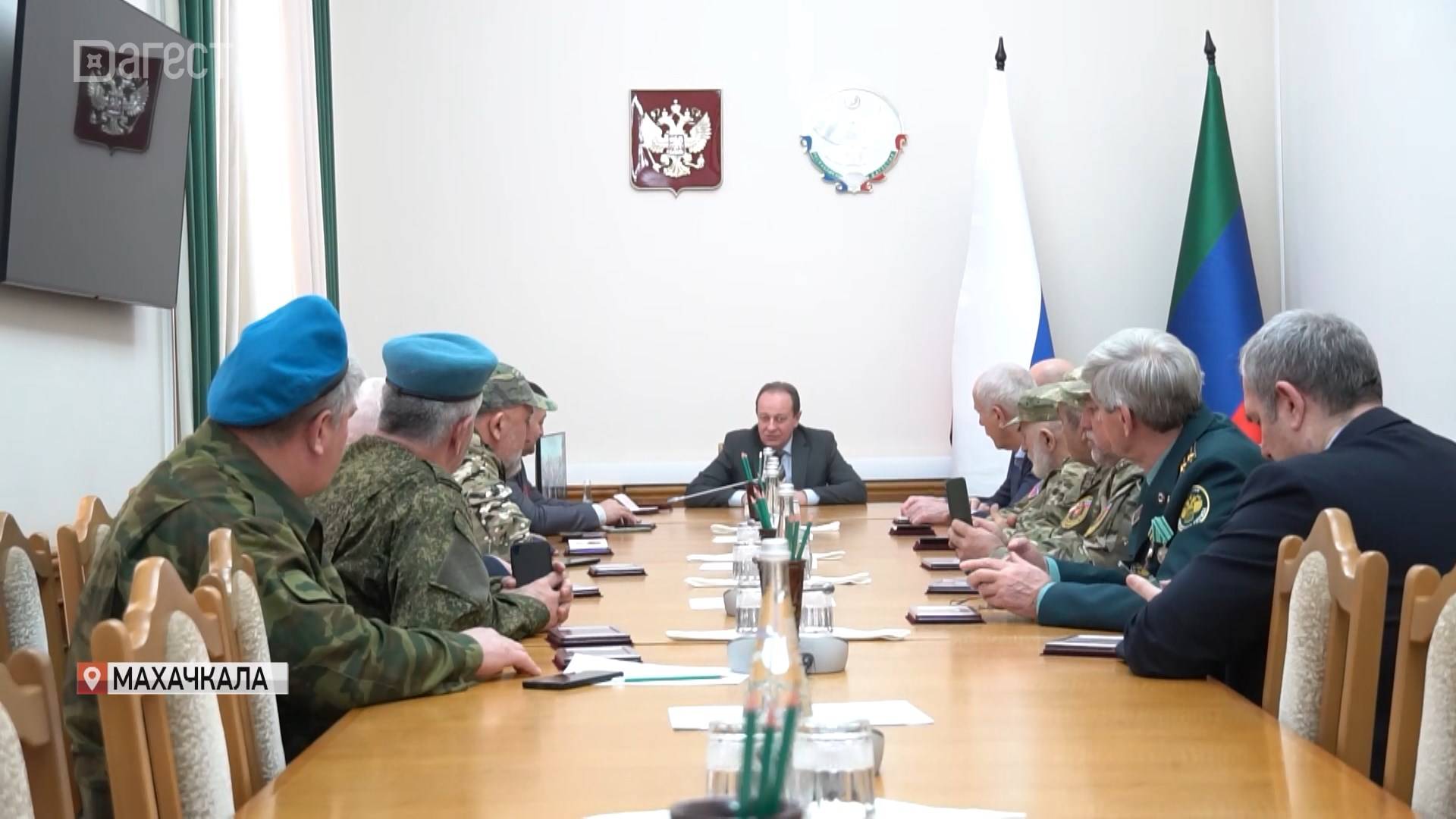 В Дагестане ветеранов ВДВ отметили медалями к 25-летию разгрома международных бандформирований