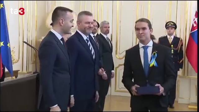 🇺🇦🇸🇰 Проукраинский школьник не пожал руку президенту Словакии

На награждение победителей олимпи