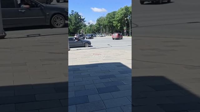 В Южно-Сахалинске пассажир наполовину вылез из автомобиля на ходу