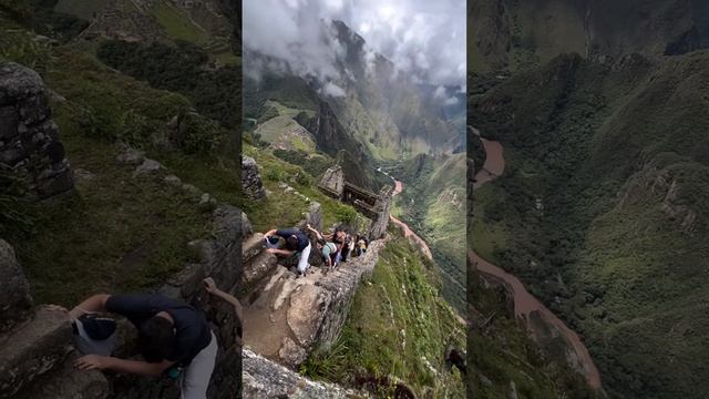 Перу.Лестница на горном хребте Уайна-Пикчу в Перу называется "Лестницей смерти".