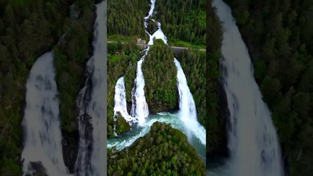 Норвегия.

Мощный и красивый водопад Вермафоссен