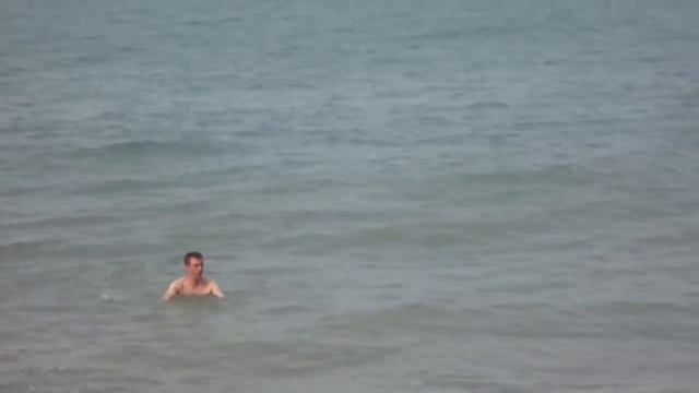 Евгений Янушевич купается в море в Батуми