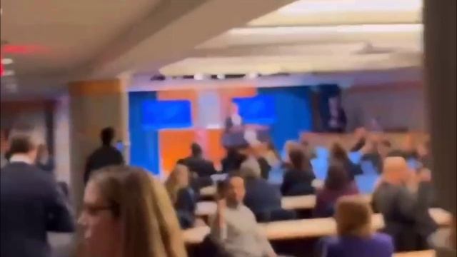 Почему Блинкен не в Гааге?