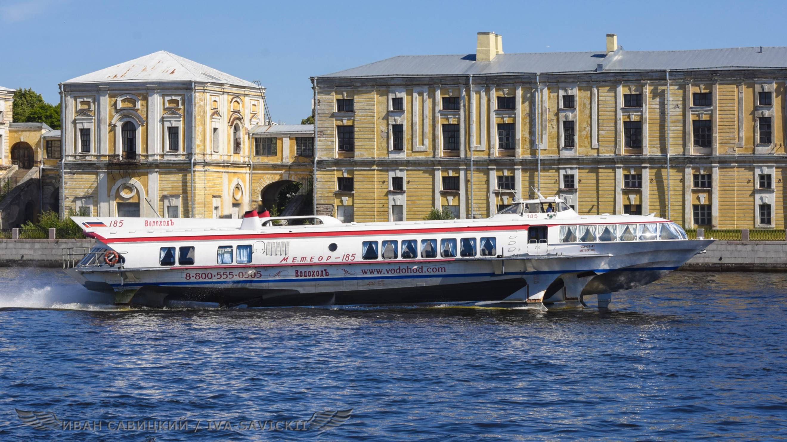 Теплоходы Метеор проходят мимо исторической части Петербурга