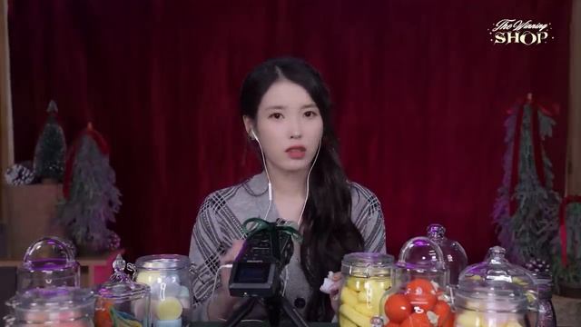 IU ASMR. Видео с корейской певицей IU, тихий голос, множество разнообразных предметов.