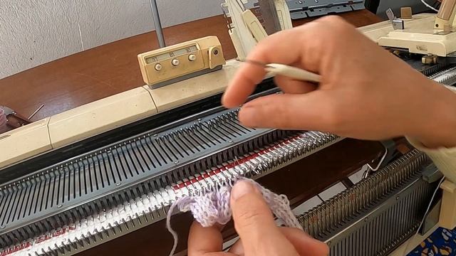 usando início de trabalho com cordonê em tricô à máquina