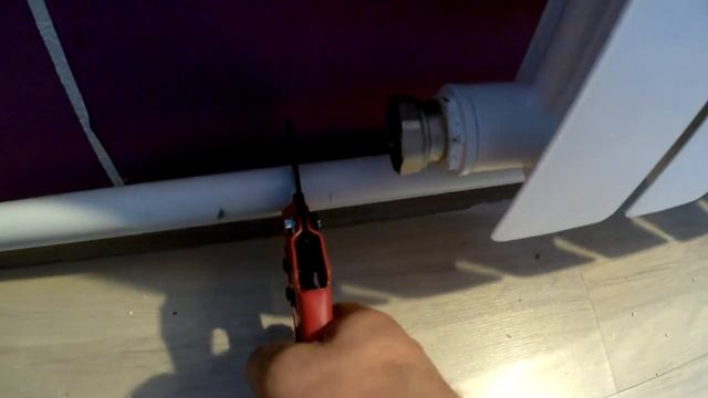 ЖИВЕМ В ДЕРЕВНЕ!ПОВЕСИЛ НОВЫЙ РАДИАТОР ОТОПЛЕНИЯ!!СПАЯЛ ОБРАТКУ!!!САМ СЕБЕ МАСТЕР!!Деревенский влог